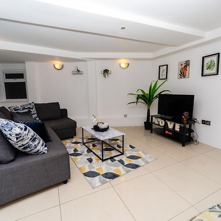 רדינג Spacious Flat With Patio & Parking In City Centre מראה חיצוני תמונה
