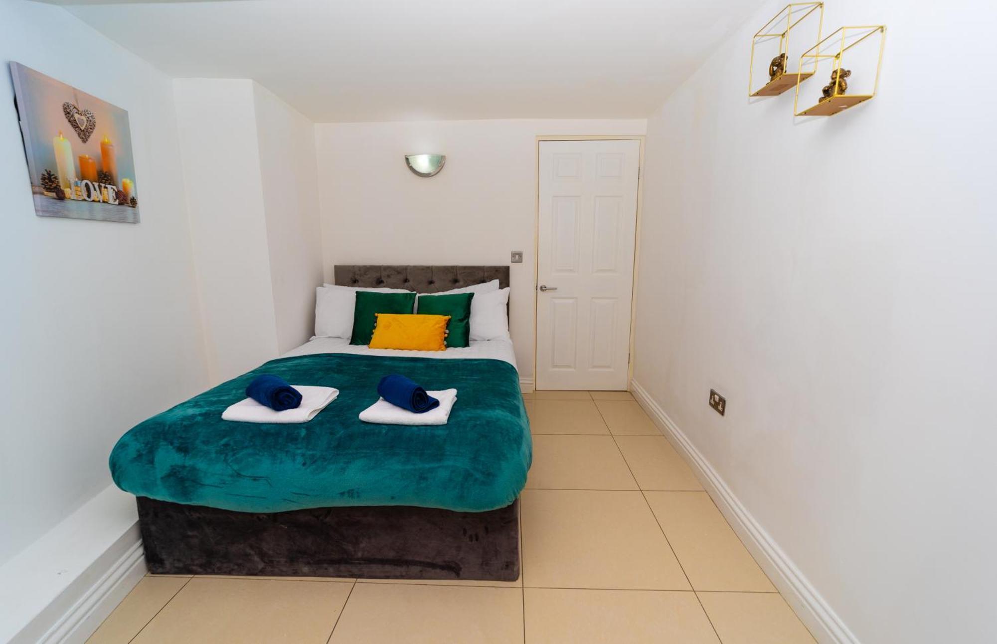 רדינג Spacious Flat With Patio & Parking In City Centre מראה חיצוני תמונה
