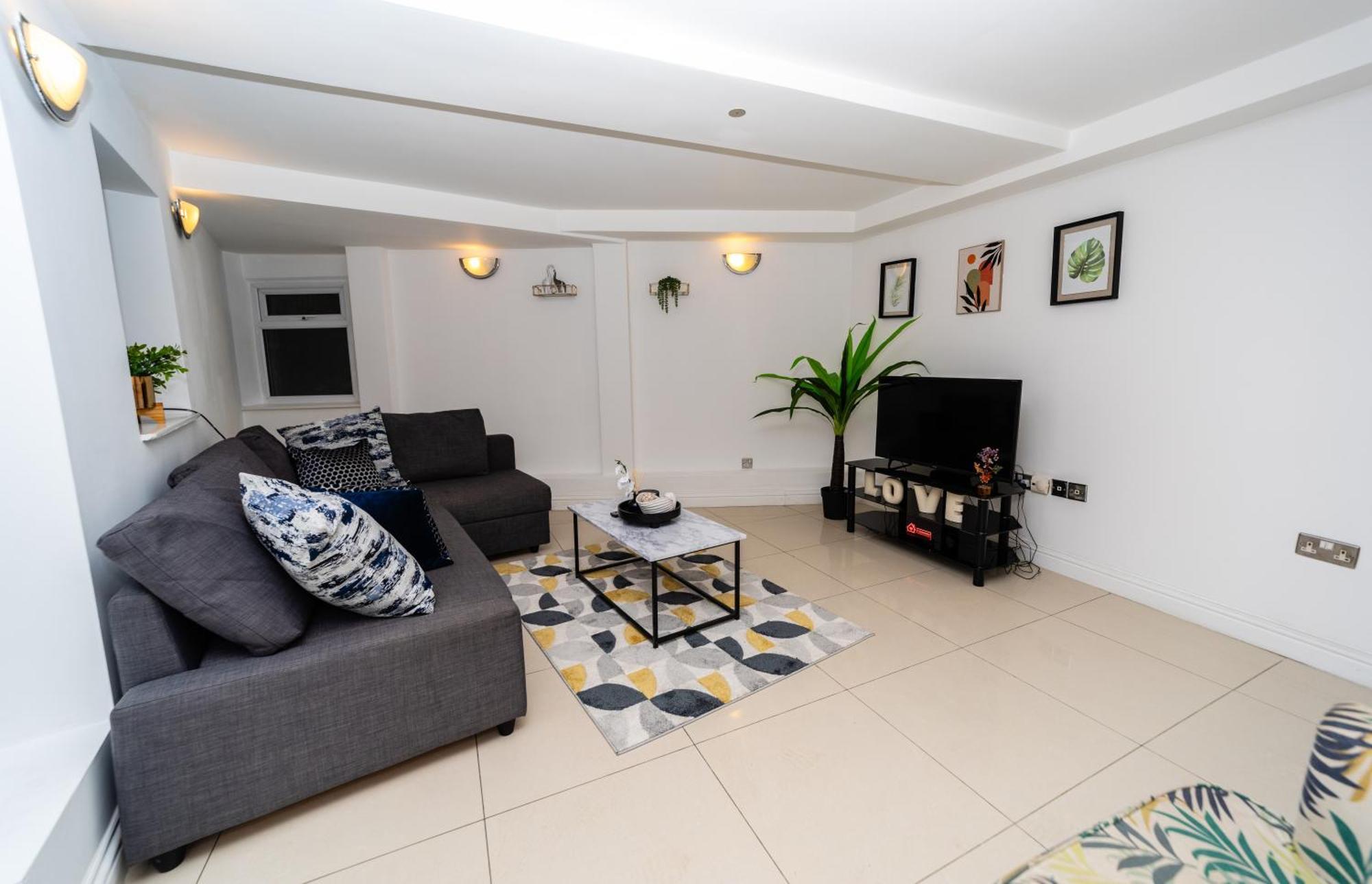 רדינג Spacious Flat With Patio & Parking In City Centre מראה חיצוני תמונה