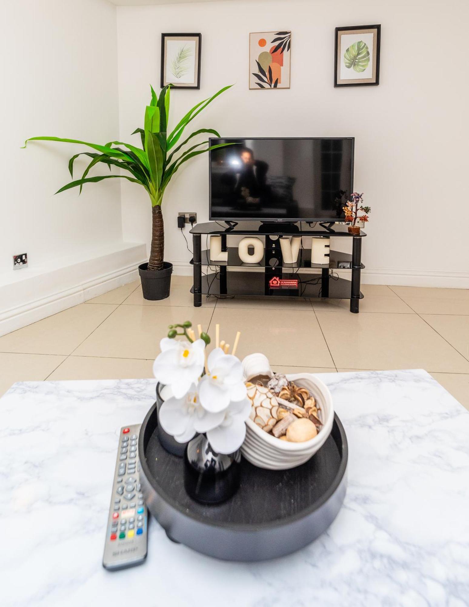 רדינג Spacious Flat With Patio & Parking In City Centre מראה חיצוני תמונה