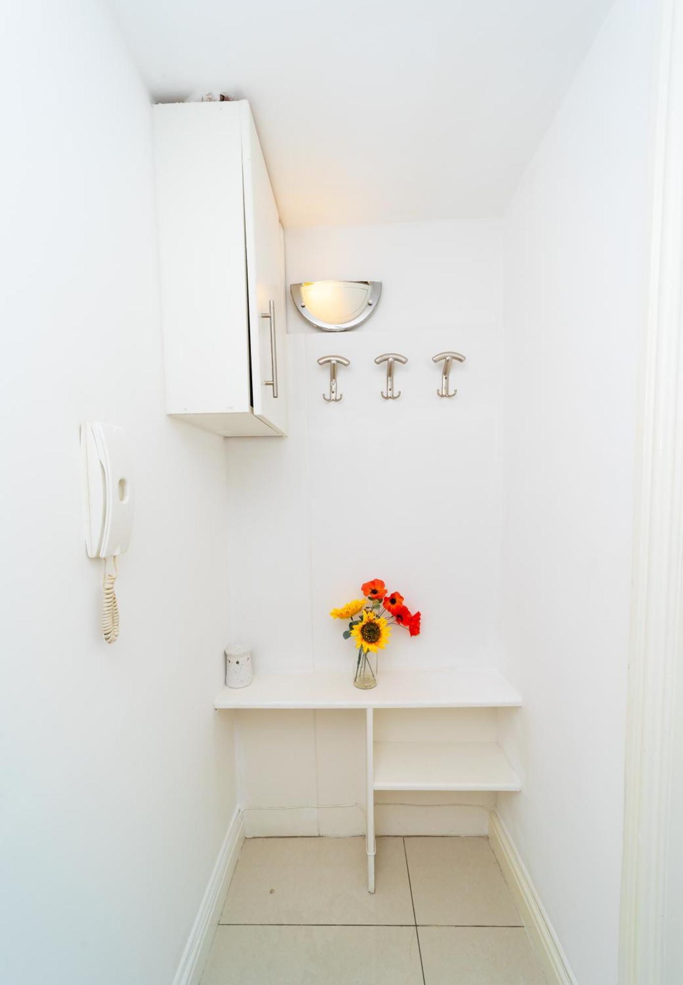 רדינג Spacious Flat With Patio & Parking In City Centre מראה חיצוני תמונה