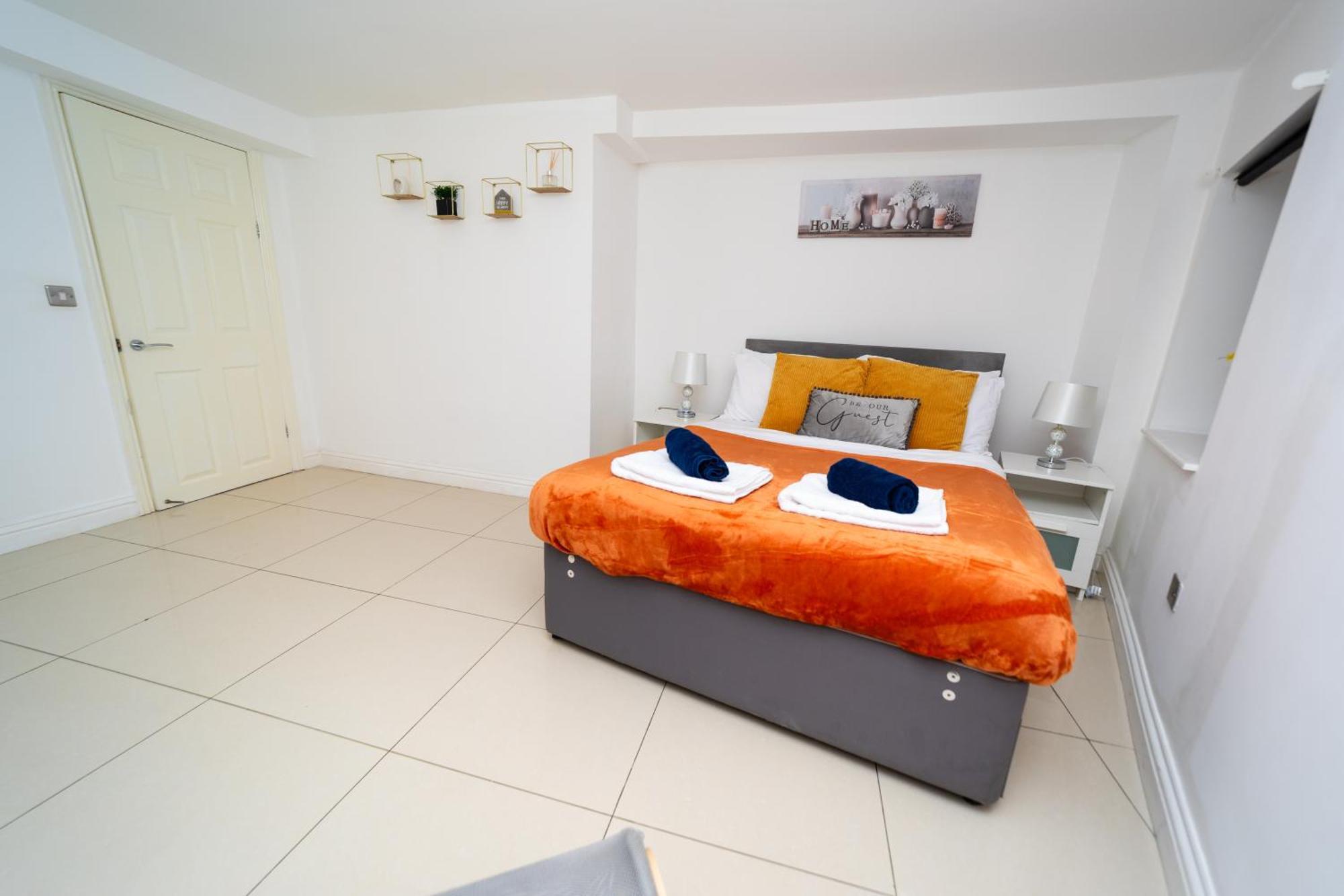 רדינג Spacious Flat With Patio & Parking In City Centre מראה חיצוני תמונה