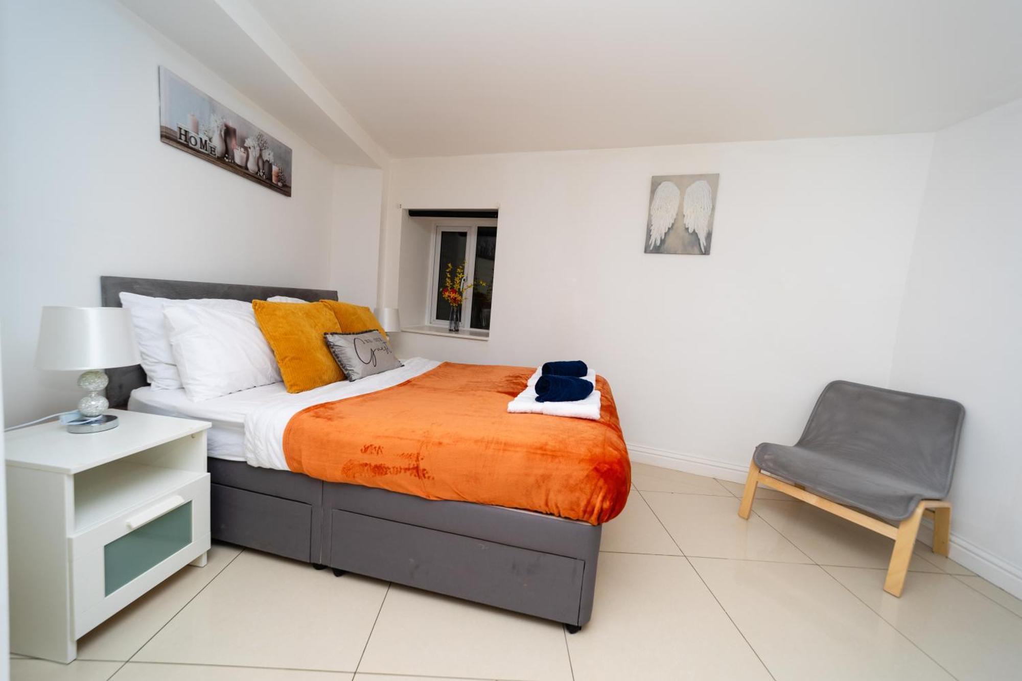 רדינג Spacious Flat With Patio & Parking In City Centre מראה חיצוני תמונה