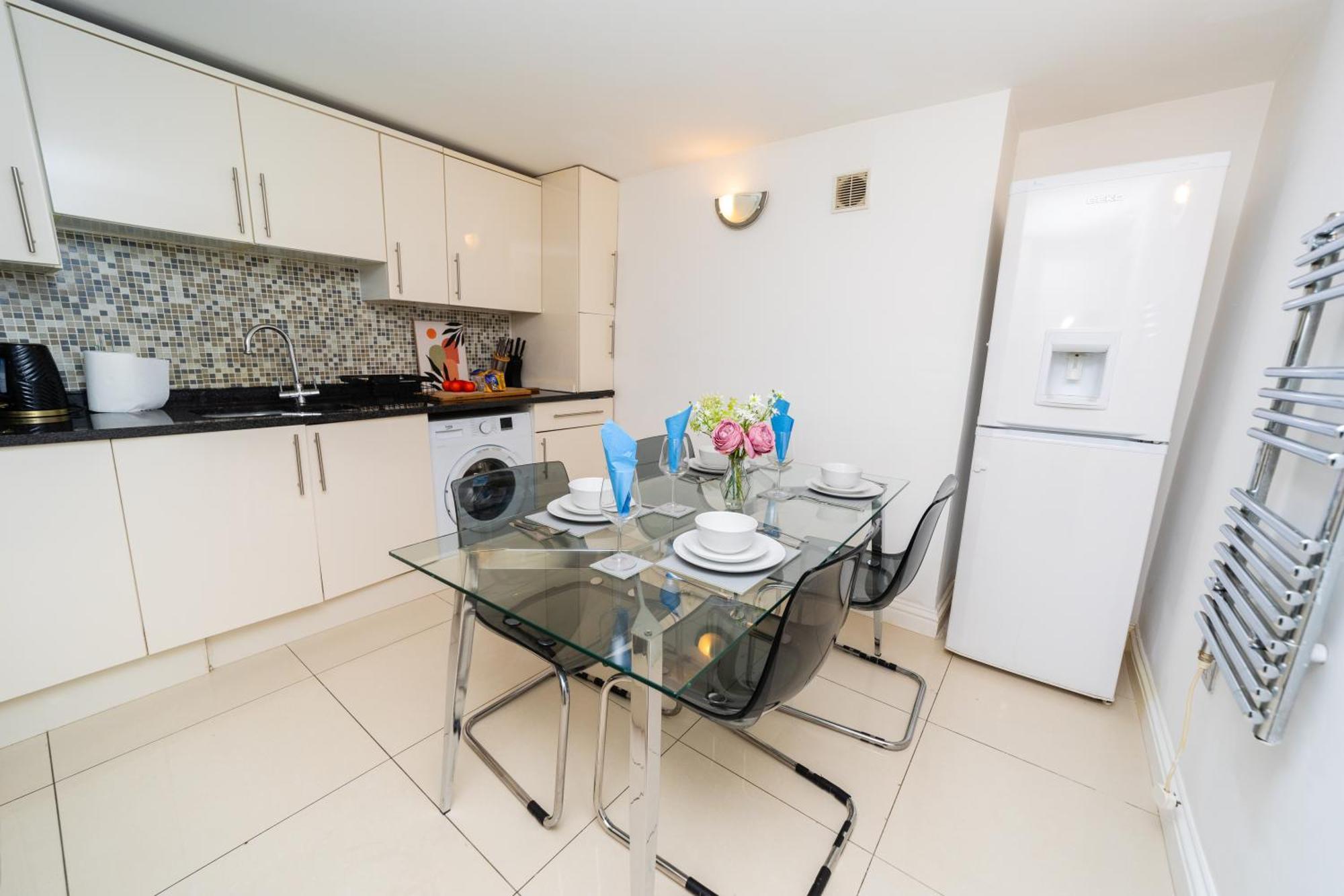 רדינג Spacious Flat With Patio & Parking In City Centre מראה חיצוני תמונה