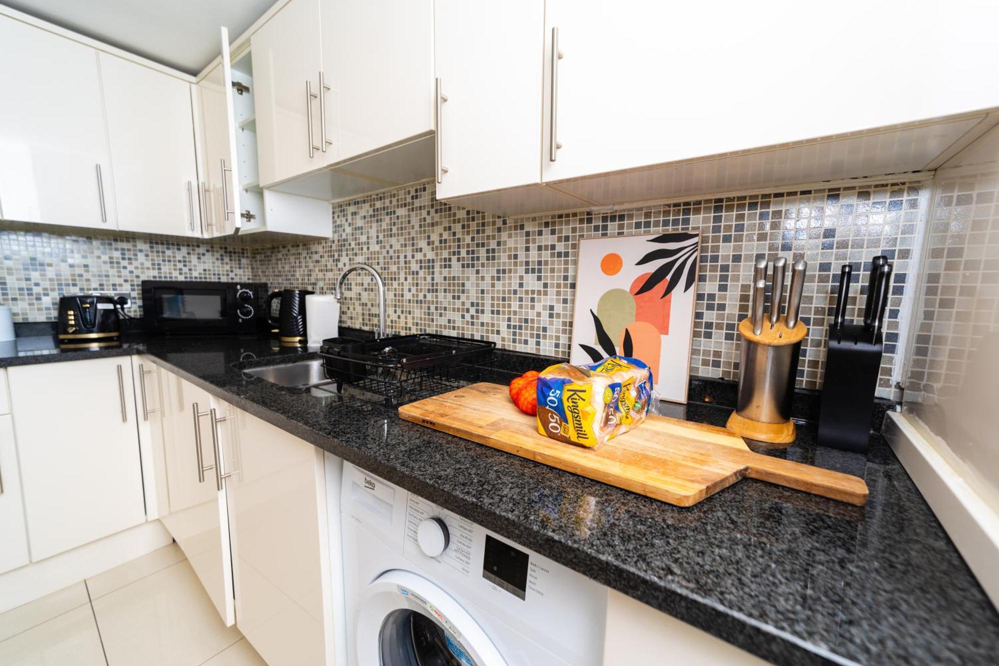 רדינג Spacious Flat With Patio & Parking In City Centre מראה חיצוני תמונה