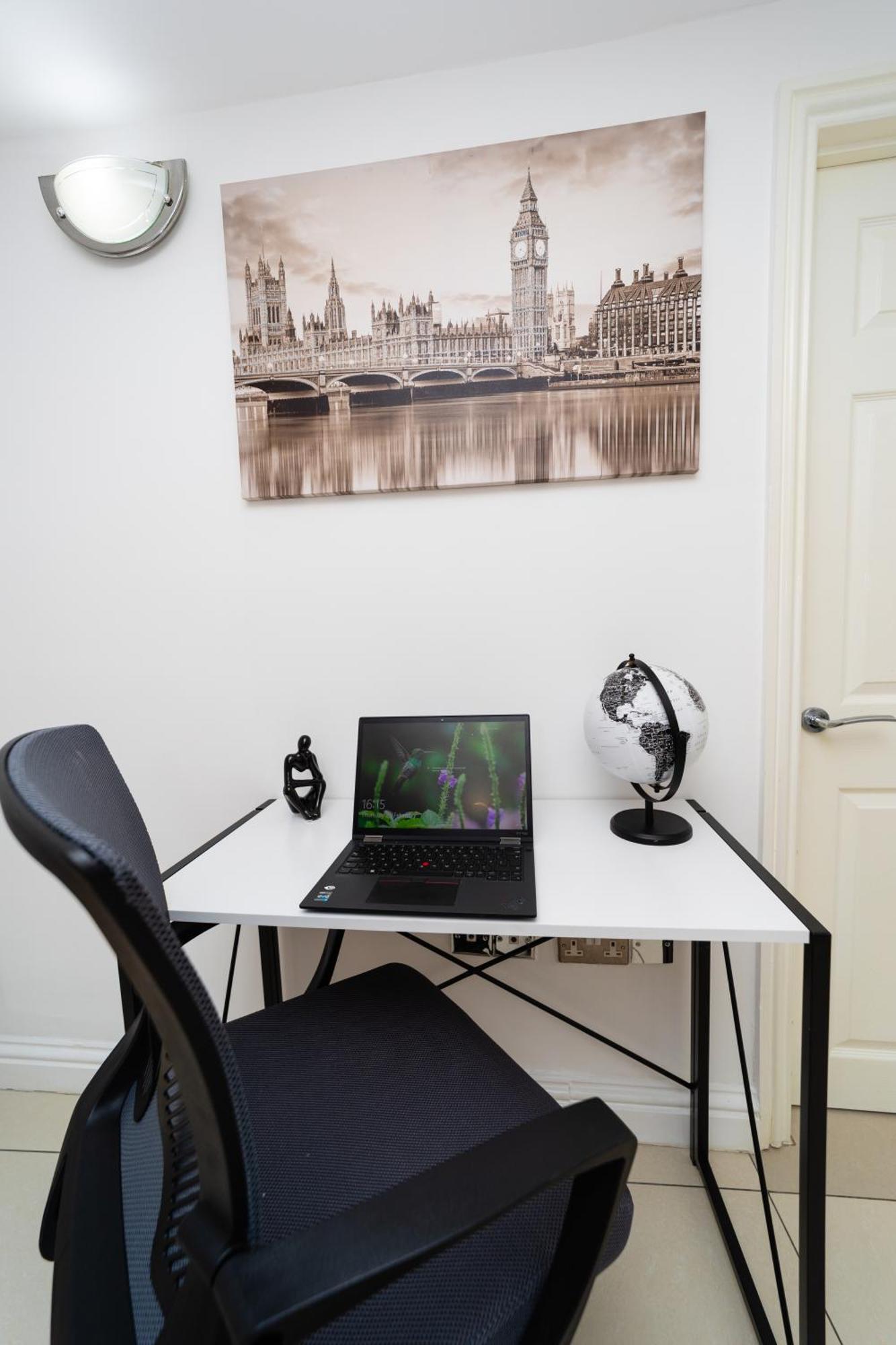 רדינג Spacious Flat With Patio & Parking In City Centre מראה חיצוני תמונה