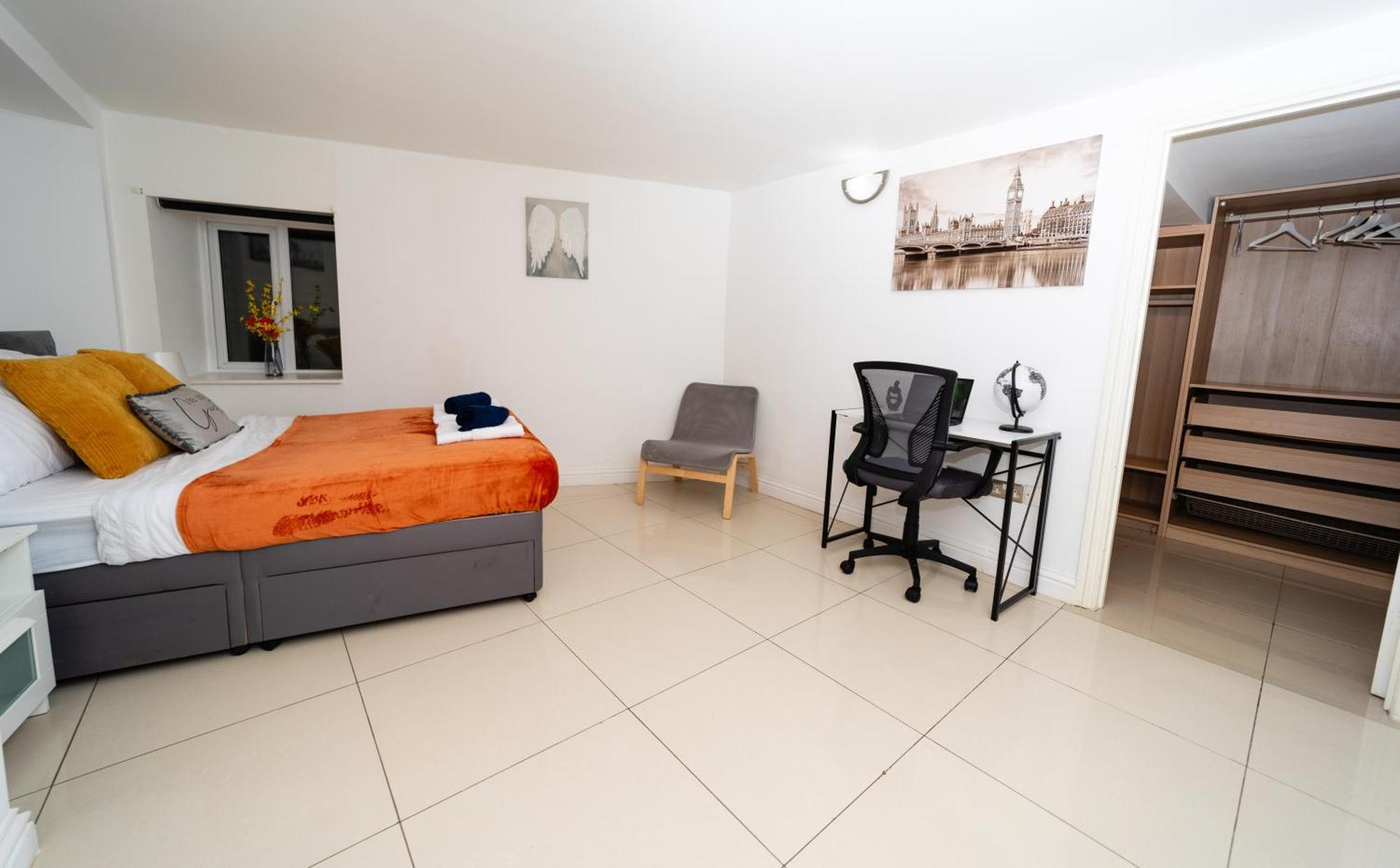 רדינג Spacious Flat With Patio & Parking In City Centre מראה חיצוני תמונה