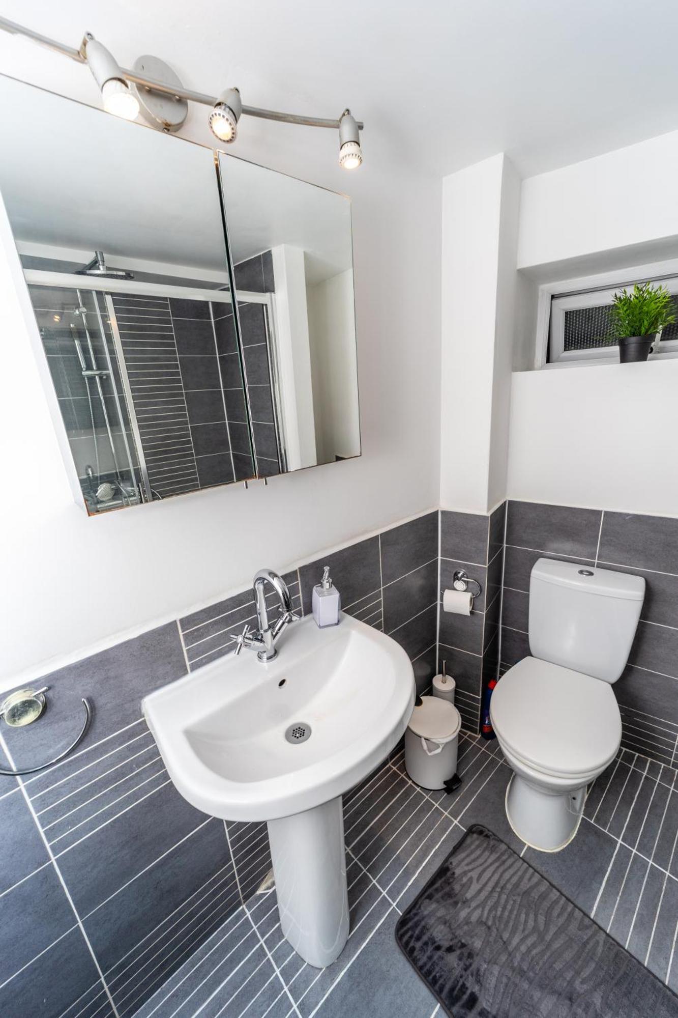 רדינג Spacious Flat With Patio & Parking In City Centre מראה חיצוני תמונה