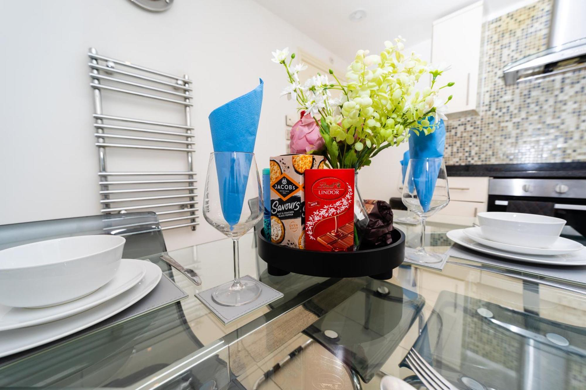 רדינג Spacious Flat With Patio & Parking In City Centre מראה חיצוני תמונה
