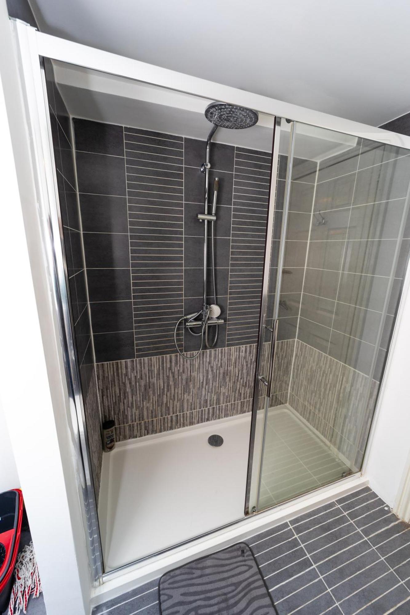 רדינג Spacious Flat With Patio & Parking In City Centre מראה חיצוני תמונה